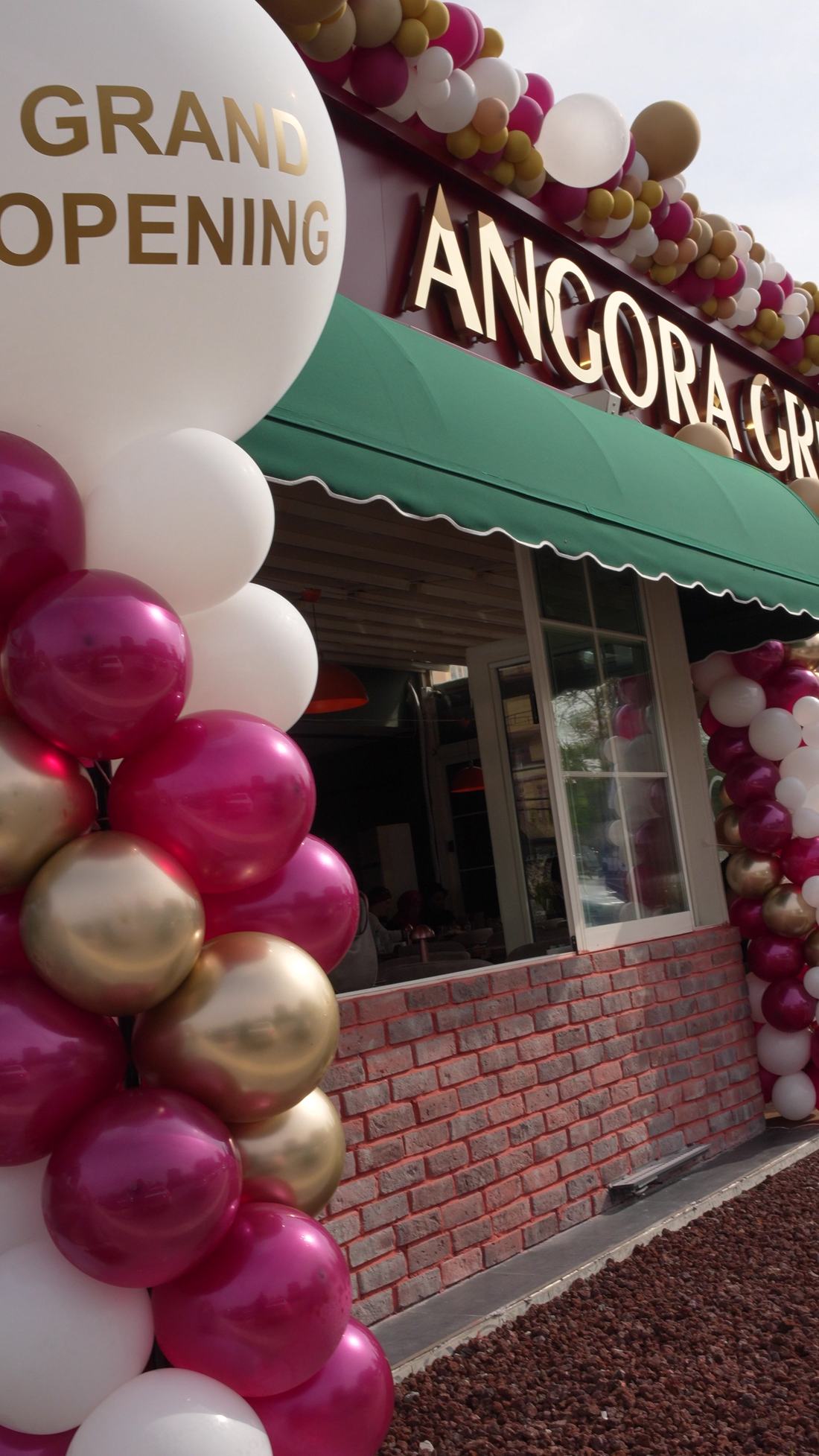 "Grand Opening" yazılı beyaz balon ve süslü kemer
